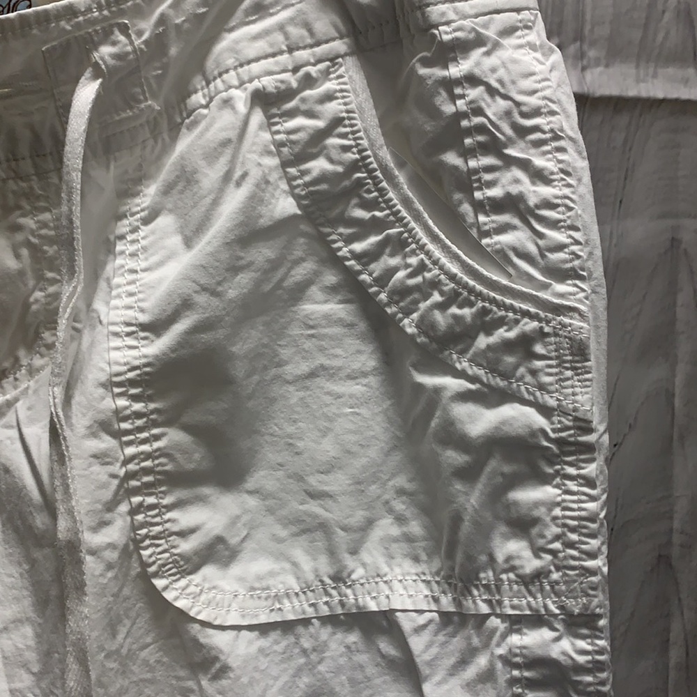 SO ware it declare it, white capris - Picture 8 of 8